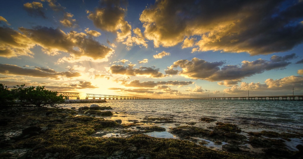 Die alte Bahia Honda Bridge im Sonnenuntergang.