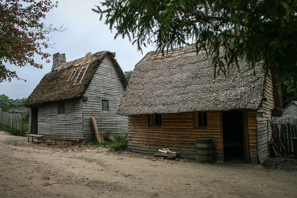 Die Häuser sind mit Schilf gedeckt